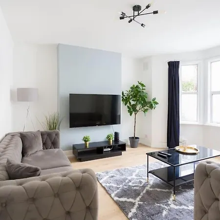 Two Bedroom Apartment In Dalston